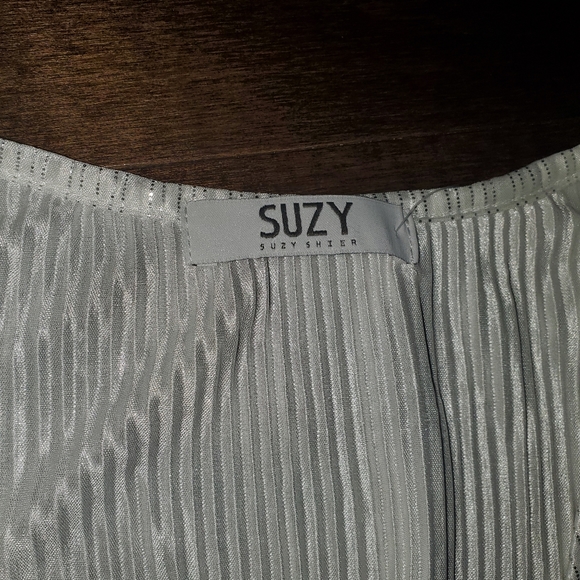 Suzy Shier White/Silver Satin Blouse - Picture 5 of 7